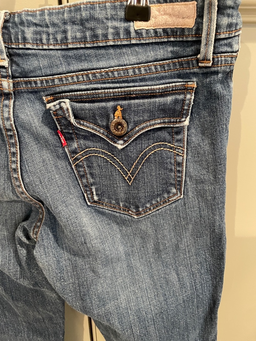 Levi’s 545 Low Rise Bootcut Jeans Medium Wash and Flap Pockets Size 10